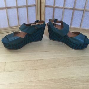 BC patterned teal & black platform sandals size 8
